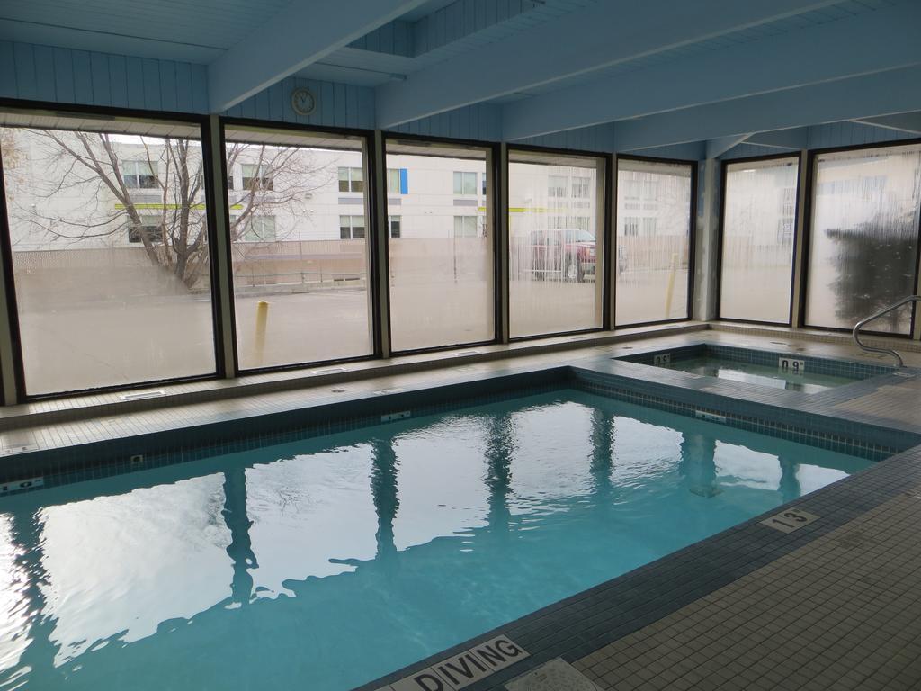 Ramada Limited Calgary Hotel Exterior photo