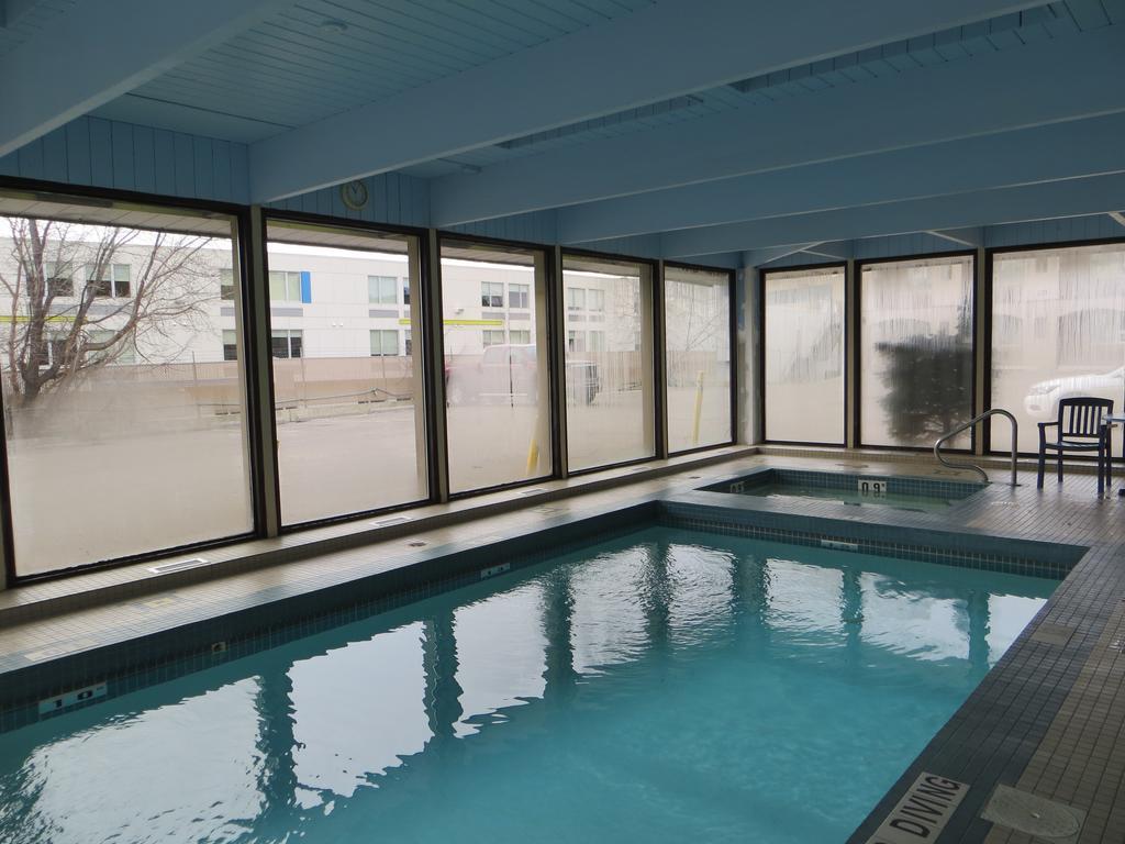 Ramada Limited Calgary Hotel Exterior photo