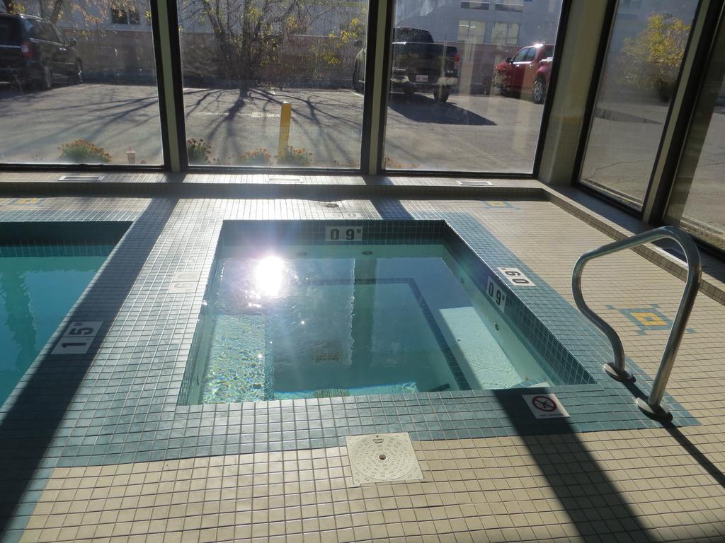 Ramada Limited Calgary Hotel Exterior photo