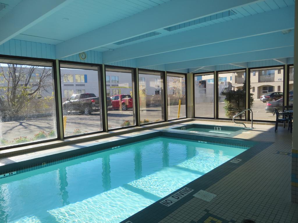 Ramada Limited Calgary Hotel Exterior photo