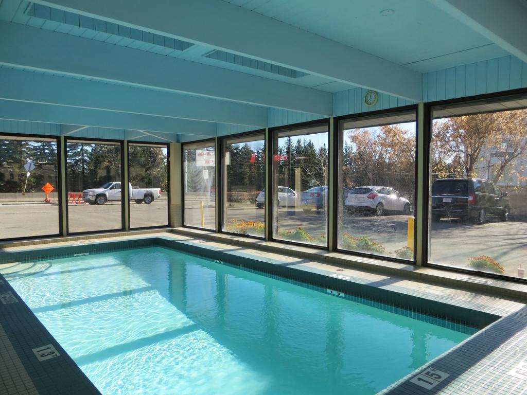 Ramada Limited Calgary Hotel Exterior photo