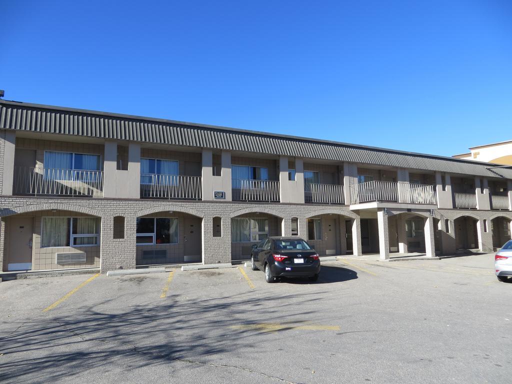 Ramada Limited Calgary Hotel Exterior photo