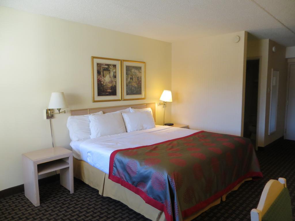 Ramada Limited Calgary Hotel Exterior photo
