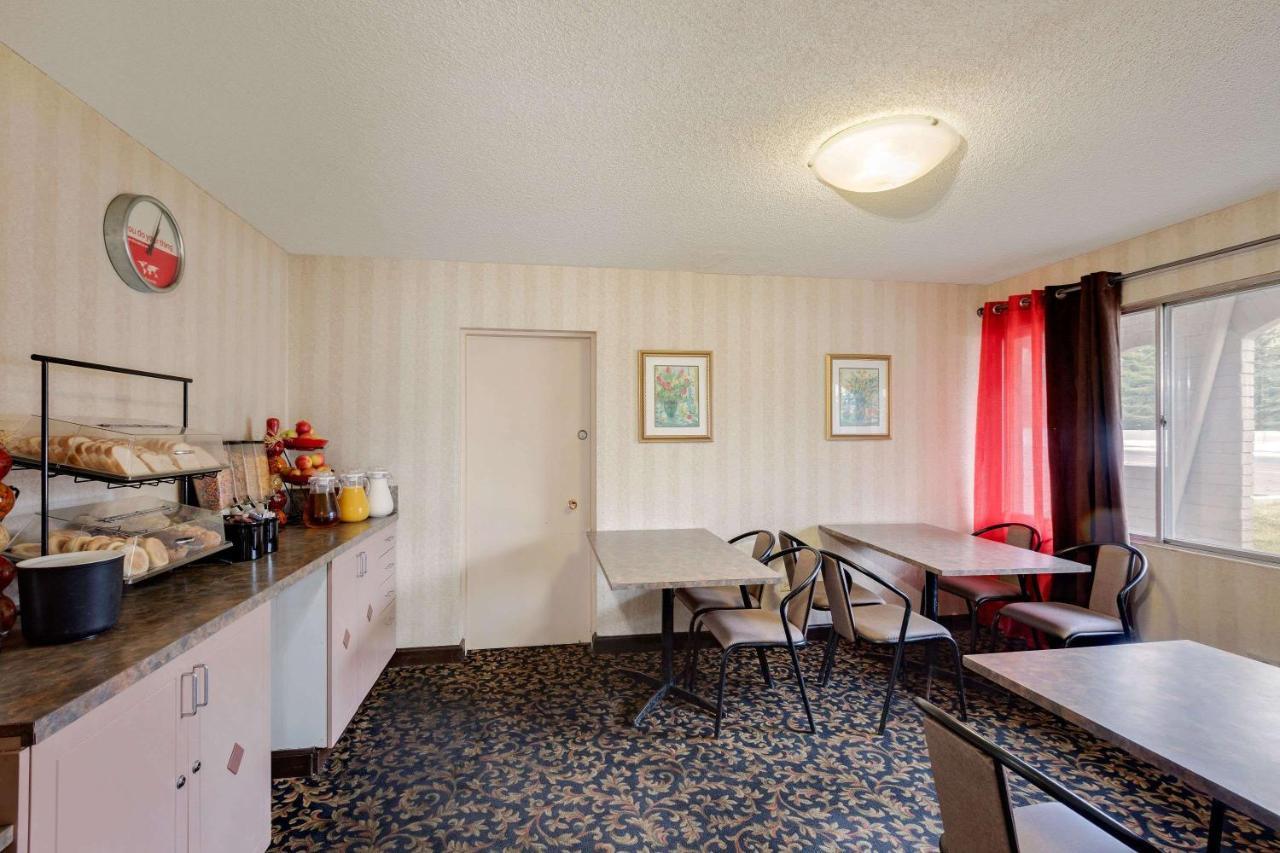 Ramada Limited Calgary Hotel Exterior photo