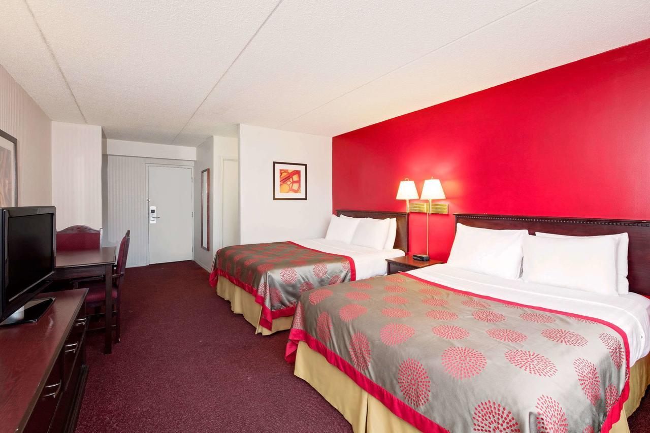 Ramada Limited Calgary Hotel Exterior photo