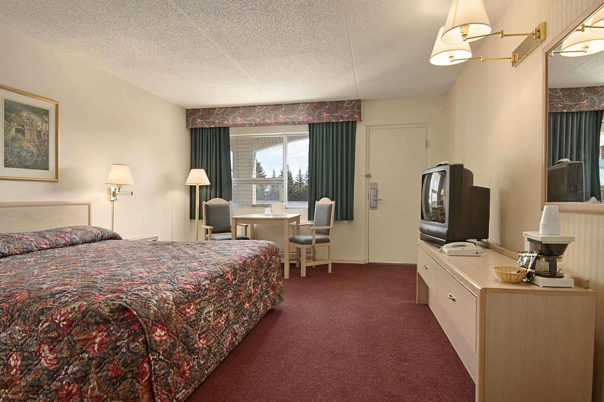 Ramada Limited Calgary Hotel Exterior photo